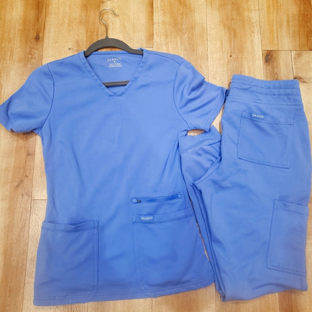 Jaanuu scrub set